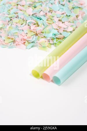 Trinkhalme und Mikroplastik auf weißem Hintergrund. Auswirkungen von Mikroplastik auf die Lebensmittelkette. Konzept von Umweltschäden. Stockfoto