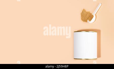 Mischung aus biologisch aktiven Zusatzstoffen. Weißes Glas aus Ballaststoffen und Schaufel auf einem beigen Hintergrund.Nahrungsergänzungsmittel mit Kräutern.gut und Magen Gesundheit Stockfoto