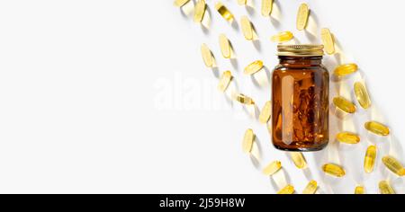 Glasflasche mit Softgels und Omega-3 Kapseln auf weißem Hintergrund. Laugen Licht, Sonnenlicht. Fischölpillen. Medizinische Unterstützung und Behandlung. Stockfoto