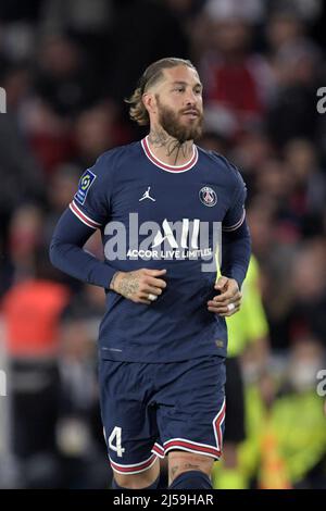 PARIS - Sergio Ramos von PARIS SAINT-GERMAIN während des Spiels der französischen Ligue 1 zwischen Paris Saint-Germain und Olympique Marseille am 17. April 2022 im Parc des Princes in Paris, Frankreich. ANP | Niederländische Höhe GERRIT AUS KÖLN Stockfoto