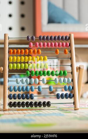 Holzspielzeug für Kinder. Das Kind sammelt einen Sortierer. Pädagogische Logik Spielzeug für Kinder. Kinderhände aus nächster Nähe. Montessori Spiele für Kinder Entwickler Stockfoto