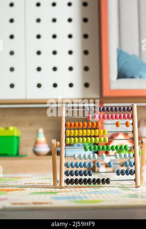 Holzspielzeug für Kinder. Das Kind sammelt einen Sortierer. Pädagogische Logik Spielzeug für Kinder. Kinderhände aus nächster Nähe. Montessori Spiele für Kinder Entwickler Stockfoto