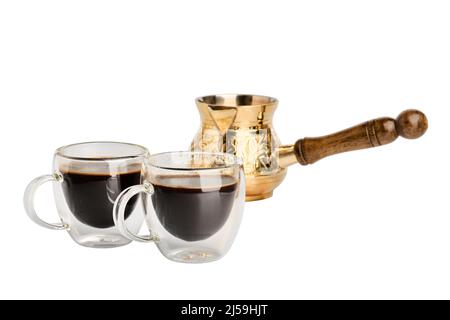 2 transparente Glasbecher mit Kaffee und Cezve isoliert auf weißem Hintergrund Stockfoto