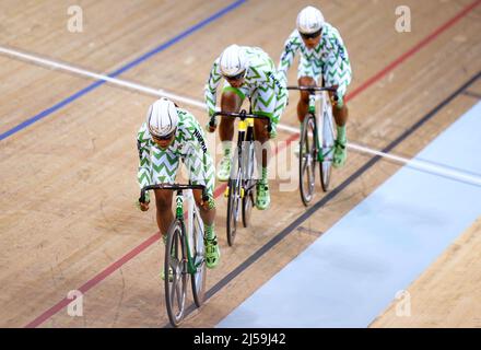 Die nigerianischen Tawakalt Yekeen, ESE Ukpeseraye und Mary Samuel treten beim ersten Tag des Tissot UCI Track Nations Cup 2022 im Sir Chris Hoy Velodrome, Glasgow, im Frauen-Team-Sprint-Qualifying an. Bilddatum: Donnerstag, 21. April 2022. Stockfoto