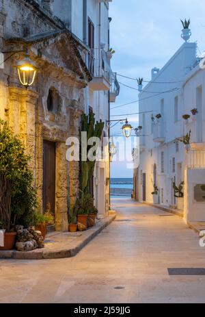 Monopoli - das alte Stadtschiff mit der kleinen Kapelle in der Abenddämmerung. Stockfoto