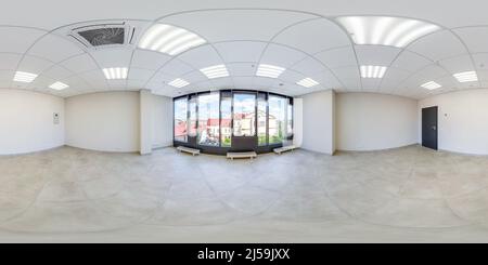 360 Grad Panorama Ansicht von Voll nahtlose spherical hdri 360 Panorama im Inneren des leeren weißen Raum mit Reparatur für Büro oder Geschäft mit Panoramafenstern mit Blick auf die alte t