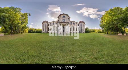 360 Grad Panorama Ansicht von Full hdri seamless spherical 360 Panorama near old verlassed medieval Castle in equiprechteckige Projektion ready for Virtual Reality VR AR,