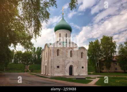 Alte weiße Steinkirche aus dem 12.. Jahrhundert. Kathedrale der Verklärung in Pereslawl-Zalessky, Region Jaroslawl, Goldener Ring Russlands Stockfoto