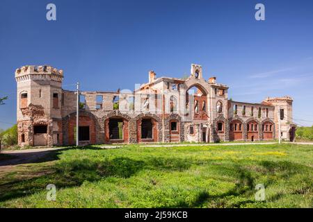 Der Hof Chrapowizki, die Ruinen des roten Ziegelstals. Muromzewo, Region Wladimir, Russland Stockfoto