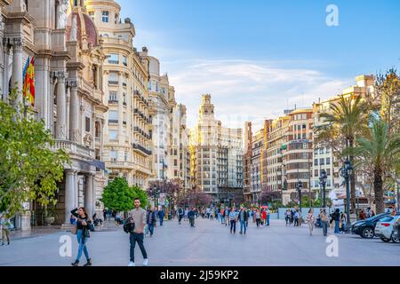 Auf der Plaza del Ayuntamiento oder dem Rathausplatz werden große Gruppen von Touristen oder Menschen gesehen. Majestätische Kolonialarchitektur gebaut Stockfoto