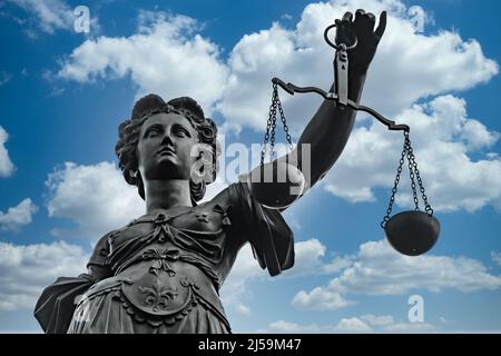 Symbol der Justizia-Figur in Frankfurt am wolkigen Sommerhimmel Stockfoto