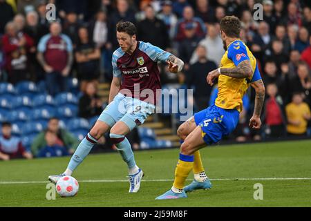 Burnley, Großbritannien. 21. April 2022. Wout Weghorst #9 von Burnley bricht mit dem Ball in Burnley, Großbritannien am 4/21/2022. (Foto von Craig Thomas/News Images/Sipa USA) Quelle: SIPA USA/Alamy Live News Stockfoto