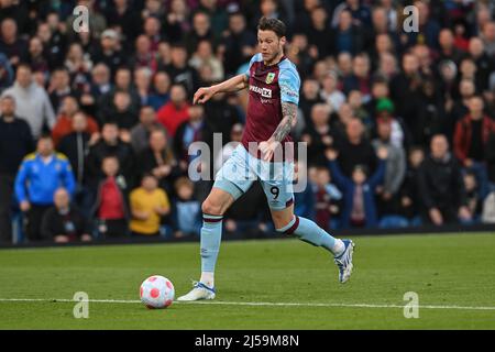 Burnley, Großbritannien. 21. April 2022. Wout Weghorst #9 von Burnley bricht mit dem Ball in Burnley, Großbritannien am 4/21/2022. (Foto von Craig Thomas/News Images/Sipa USA) Quelle: SIPA USA/Alamy Live News Stockfoto