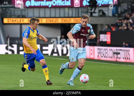 Burnley, Großbritannien. 21. April 2022. Charlie Taylor #3 von Burnley bricht mit dem Ball in Burnley, Großbritannien am 4/21/2022. (Foto von Craig Thomas/News Images/Sipa USA) Quelle: SIPA USA/Alamy Live News Stockfoto