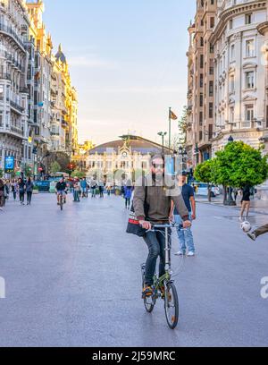 Auf der Plaza del Ayuntamiento oder dem Rathausplatz kann man einen Mann mit dem Fahrrad fahren sehen. Der Stadtplatz ist von majestätischen Gebäuden im Kolonialstil umgeben. O Stockfoto