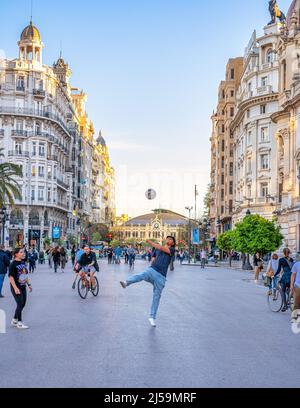 Junge Menschen spielen mit einem Fußball auf der Plaza del Ayuntamiento oder dem Rathaus. Der Stadtplatz ist von majestätischen Bui im Kolonialstil umgeben Stockfoto