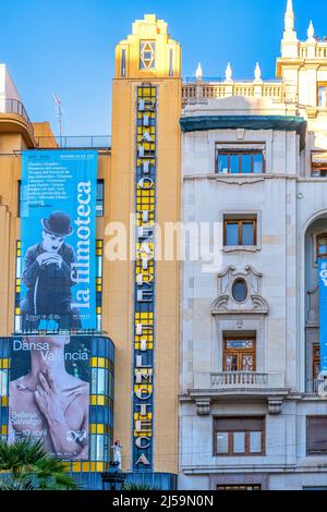 Fassade des Rialto-Theaters auf der Plaza del Ayuntamiento oder dem Rathausplatz. Der Stadtplatz befindet sich in der Altstadt. Dieser zentrische Bereich ist ein Famo Stockfoto