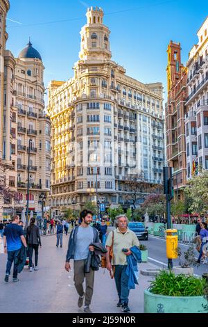 Menschen oder Touristen auf der Plaza del Ayuntamiento oder dem Rathausplatz. Der Stadtplatz ist von majestätischen Gebäuden im Kolonialstil umgeben. Stockfoto