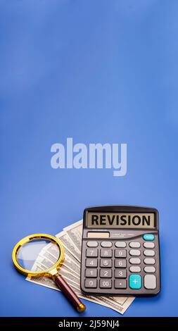 Lupe mit dem Wort REVISION. Word Writing Text Revis Stockfoto