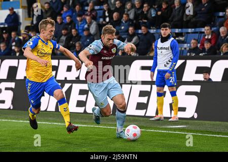 Burnley, Großbritannien. 21. April 2022. Charlie Taylor #3 von Burnley bricht mit dem Ball in Burnley, Großbritannien am 4/21/2022. (Foto von Craig Thomas/News Images/Sipa USA) Quelle: SIPA USA/Alamy Live News Stockfoto