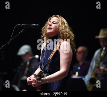 20. April 2022, Virginia Beach, Virginia, USA: AMY HELM bringt Folk und Blues für die Leute im Sandler Center in Virginia Beach, Virginia 20. April 2022. Â© Jeff Moore (Foto: © Jeff Moore/ZUMA Press Wire) Stockfoto
