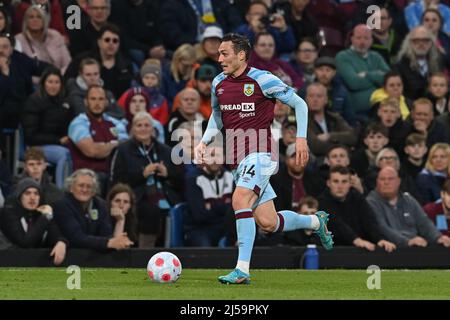 Burnley, Großbritannien. 21. April 2022. Connor Roberts #14 von Burnley bricht mit dem Ball in Burnley, Großbritannien am 4/21/2022. (Foto von Craig Thomas/News Images/Sipa USA) Quelle: SIPA USA/Alamy Live News Stockfoto