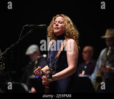 20. April 2022, Virginia Beach, Virginia, USA: AMY HELM bringt Folk und Blues für die Leute im Sandler Center in Virginia Beach, Virginia 20. April 2022. Â© Jeff Moore (Foto: © Jeff Moore/ZUMA Press Wire) Stockfoto