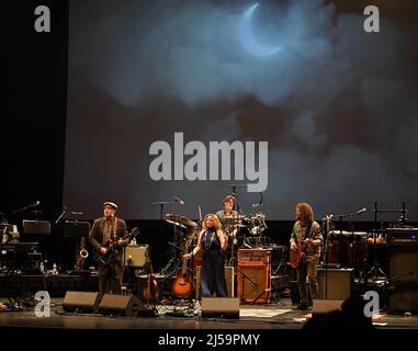 20. April 2022, Virginia Beach, Virginia, USA: AMY HELM bringt Folk und Blues für die Leute im Sandler Center in Virginia Beach, Virginia 20. April 2022. Â© Jeff Moore (Foto: © Jeff Moore/ZUMA Press Wire) Stockfoto