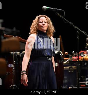 20. April 2022, Virginia Beach, Virginia, USA: AMY HELM bringt Folk und Blues für die Leute im Sandler Center in Virginia Beach, Virginia 20. April 2022. Â© Jeff Moore (Foto: © Jeff Moore/ZUMA Press Wire) Stockfoto