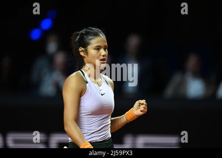 Stuttgart, Deutschland. 21. April 2022. Tennis: WTA Tour - Stuttgart, Singles, Frauen, 16. Korpatsch (Deutschland) - Raducanu (Großbritannien). Emma Raducanu reagiert während des Spiels. Quelle: Christian Kaspar-Bartke/dpa/Alamy Live News Stockfoto