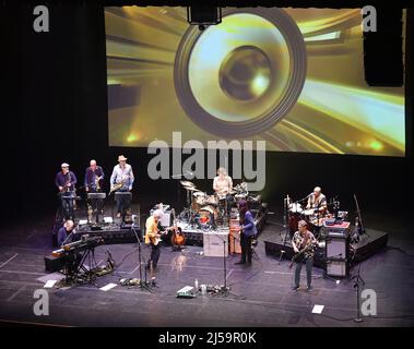 20. April 2022, Virginia Beach, Virginia, USA: LITTLE FEAT bringt Folk und Blues für die Leute im Sandler Center in Virginia Beach, Virginia 20. April 2022. Â© Jeff Moore (Bildquelle: © Jeff Moore/ZUMA Press Wire) Stockfoto