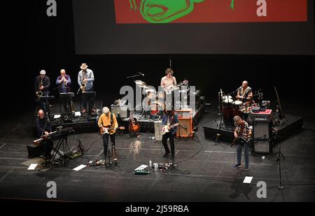 20. April 2022, Virginia Beach, Virginia, USA: LITTLE FEAT bringt Folk und Blues für die Leute im Sandler Center in Virginia Beach, Virginia 20. April 2022. Â© Jeff Moore (Bildquelle: © Jeff Moore/ZUMA Press Wire) Stockfoto