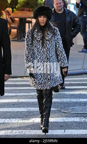 Manhattan, Vereinigte Staaten Von Amerika. 01.. November 2010. NEW YORK – NOVEMBER 01: Kourtney Kardashian trägt einen Pelzhut und einen Pelzleopard-Mantel zusammen mit einigen stilvollen 4-Finger-Handschuhen und macht einen Spaziergang mit ihrem Freund /ihrem kleinen Vatzen Scott Disick, nachdem sie in einem Café in Tribeca gefrühstückt hat. Am 1. November 2010 in New York City. Personen: Kourtney Kardashian Kredit: Storms Media Group/Alamy Live News Stockfoto