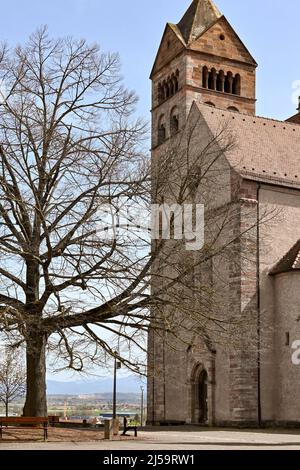 Breisach, Deutschland - April 2022: Stephansdom auf einem kleinen Hügel mit Blick auf die Stadt Stockfoto