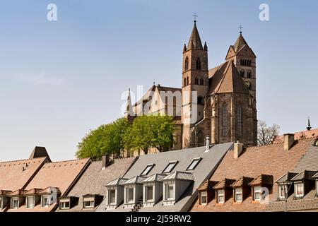 Breisach, Deutschland - April 2022: Stephansdom auf einem Hügel mit Blick auf die Stadt Stockfoto