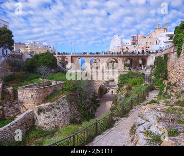 Polignano a Mare in Apulien, Italien: Brücke über den berühmten Strand Lama Monachile. Stockfoto