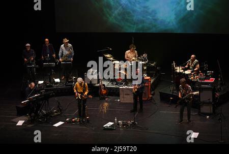 20. April 2022, Virginia Beach, Virginia, USA: LITTLE FEAT bringt Folk und Blues für die Leute im Sandler Center in Virginia Beach, Virginia 20. April 2022. Â© Jeff Moore (Bildquelle: © Jeff Moore/ZUMA Press Wire) Stockfoto