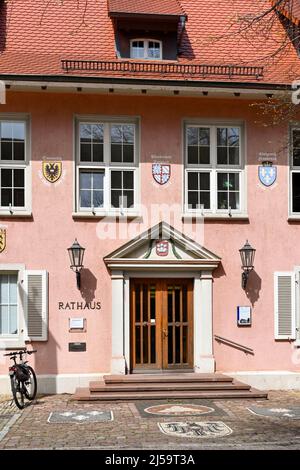 Breisach, Deutschland - April 2022: Vorderansicht des Eingangs zum Rathaus Stockfoto