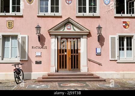 Breisach, Deutschland - April 2022: Vorderansicht des Eingangs zum Rathaus Stockfoto