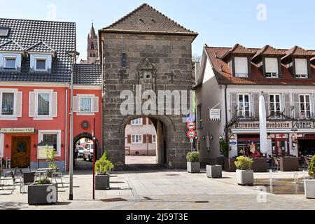 Breisach, Deutschland - April 2022: Historisches Tor am Eingang der Straße, die zur St. Stephans Kathedrale führt Stockfoto