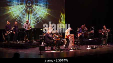 20. April 2022, Virginia Beach, Virginia, USA: LITTLE FEAT bringt Folk und Blues für die Leute im Sandler Center in Virginia Beach, Virginia 20. April 2022. Â© Jeff Moore (Bildquelle: © Jeff Moore/ZUMA Press Wire) Stockfoto