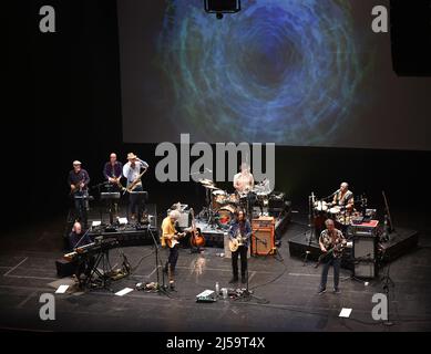 20. April 2022, Virginia Beach, Virginia, USA: LITTLE FEAT bringt Folk und Blues für die Leute im Sandler Center in Virginia Beach, Virginia 20. April 2022. Â© Jeff Moore (Bildquelle: © Jeff Moore/ZUMA Press Wire) Stockfoto