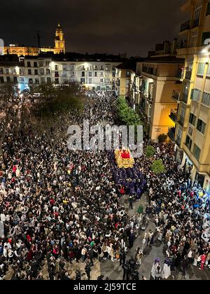 Málaga, Spanien; 11.. April 2022: Karwoche in Málaga massiver Zuschauer bei der Einengung der Throne der Zigeunerbruderschaft, während sie sich so passe thr Stockfoto