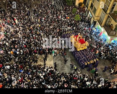 Málaga, Spanien; 11.. April 2022: Karwoche in Málaga massiver Zuschauer bei der Einengung der Throne der Zigeunerbruderschaft, während sie sich so passe thr Stockfoto