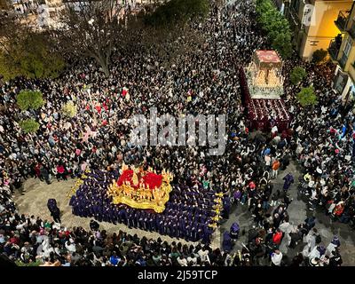 Málaga, Spanien; 11.. April 2022: Karwoche in Málaga massiver Zuschauer bei der Einengung der Throne der Zigeunerbruderschaft, während sie sich so passe thr Stockfoto