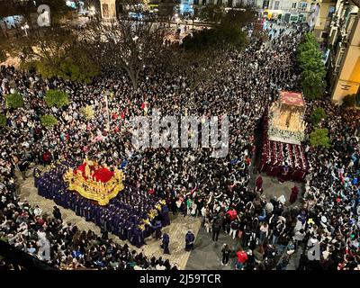 Málaga, Spanien; 11.. April 2022: Karwoche in Málaga massiver Zuschauer bei der Einengung der Throne der Zigeunerbruderschaft, während sie sich so passe thr Stockfoto