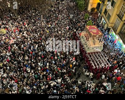 Málaga, Spanien; 11.. April 2022: Karwoche in Málaga massiver Zuschauer bei der Einengung der Throne der Zigeunerbruderschaft, während sie sich so passe thr Stockfoto