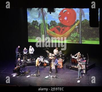 20. April 2022, Virginia Beach, Virginia, USA: LITTLE FEAT bringt Folk und Blues für die Leute im Sandler Center in Virginia Beach, Virginia 20. April 2022. Â© Jeff Moore (Bildquelle: © Jeff Moore/ZUMA Press Wire) Stockfoto