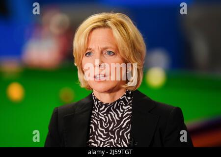 BBC-Moderator Hazel Irvine während des sechsten Tages der Betfred Snooker-Weltmeisterschaft im Crucible, Sheffield. Bilddatum: Donnerstag, 21. April 2022. Stockfoto