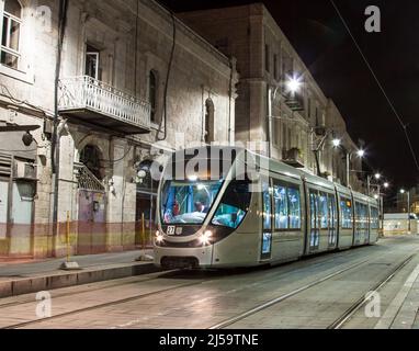 Moderne neue Straßenbahn-Testflug auf Jerusalemer Straßen ohne Passanten in der Nacht. Jerusalem, Israel Stockfoto